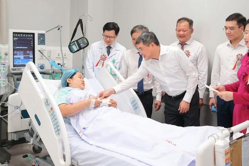 Bệnh viện Việt Đức cơ sở Ninh Bình mổ ca đầu tiên, hơn 300 người được khám miễn phí