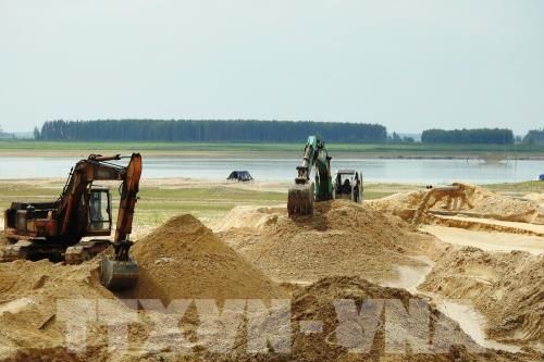 Ngăn găm hàng, thao túng giá vật liệu xây dựng