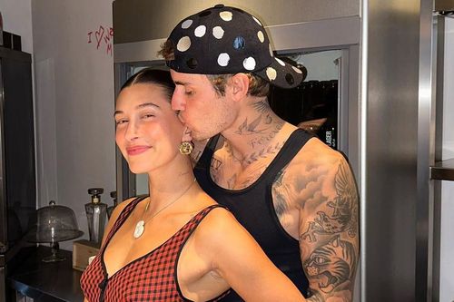 Vợ người mẫu của Justin Bieber tung ảnh 'tình bể bình' với chồng