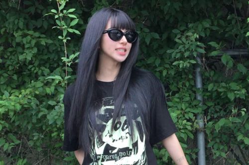Chaeyoung (TWICE) gây chú ý với phong cách thời trang 'giấu quần', khoe đôi chân thon dài