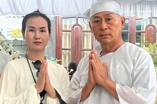 Võ Hạ Trâm xúc động khi NSND Tạ Minh Tâm đưa tiễn vợ