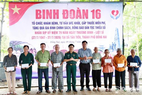 Binh đoàn 16 khám bệnh, cấp thuốc, tặng quà cho nhân dân xã biên giới Đồng Nai