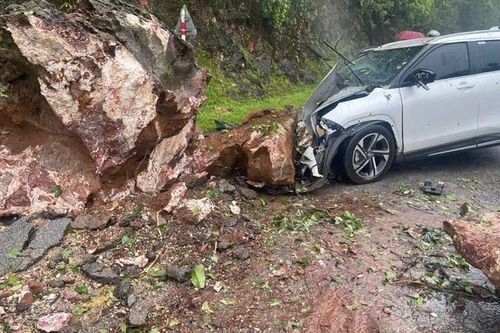 Đá lăn trúng xe ô tô trên QL.279D đoạn dốc Cao Pha, xã Mường Bú