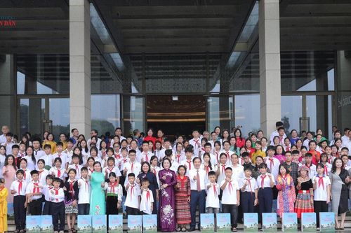 Phó Chủ tịch Quốc hội Nguyễn Thị Thanh gặp mặt trẻ em khuyết tật, mồ côi có hoàn cảnh khó khăn