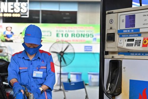 Giá xăng tiếp tục giảm hơn 500 đồng/lít