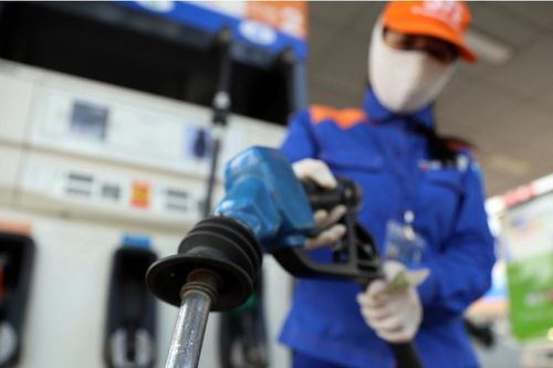 Giá xăng tiếp tục giảm xuống mức 20.000 đồng/lít