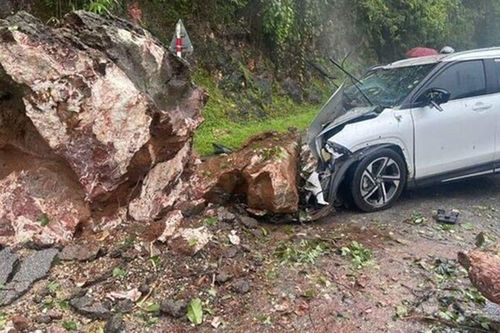 Tảng đá bất ngờ lao xuống quốc lộ 279D, một người bị thương