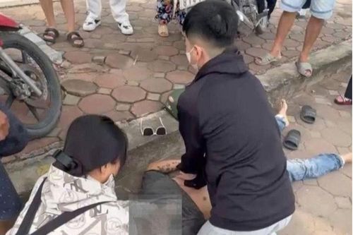 Nam sinh viên y khoa kiên trì ép tim 30 phút cứu người bất tỉnh trên đường