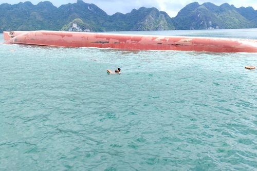 Lật tàu hàng trên biển Quảng Ninh, 5 người gặp nạn