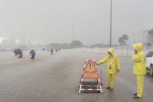 Mưa lớn chiều 9-7: Công ty Thoát nước Hà Nội ứng trực tại nhiều điểm trọng yếu