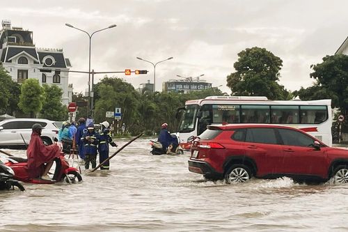 Mưa lớn làm ngập sâu nhiều tuyến phố Hải Phòng, người dân khó khăn di chuyển