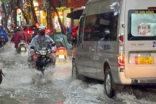 Người Hà Nội lại lội bì bõm trong cơn mưa chiều