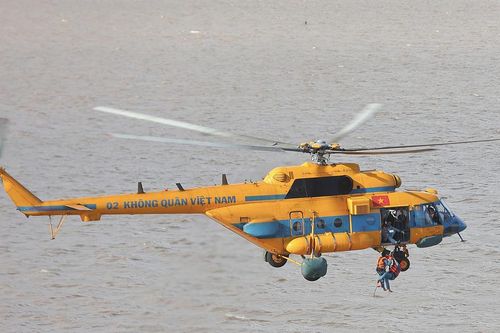Cận cảnh Trung đoàn Không quân 917 thực hành bay huấn luyện cứu nạn trên biển