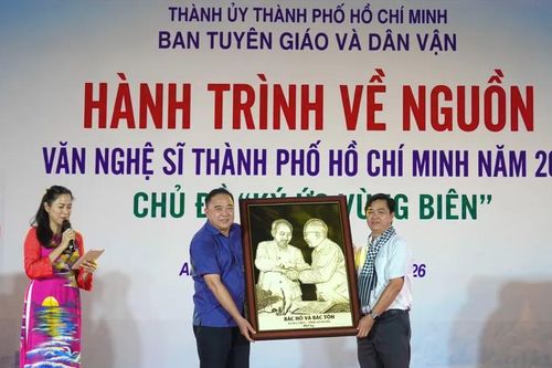 Chương trình văn nghệ và tặng quà 'Ký ức vùng Biên'