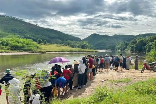 Nỗ lực tìm kiếm bé gái mất tích trên sông Ngàn Trươi