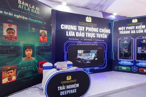 Triển lãm tương tác 'Bức tường An ninh mạng' đang diễn ra tại phố đi bộ Hồ Gươm