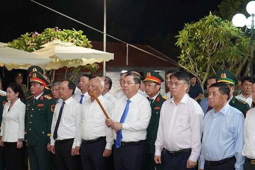 Phó Thủ tướng Thường trực Chính phủ dự lễ tri ân các liệt sĩ Đại đội Pháo binh 45 Hà Tĩnh