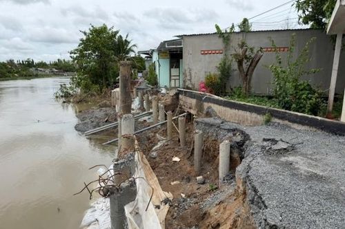 Cuộc sống chênh vênh bên những dòng sông sạt lở ở miền Tây