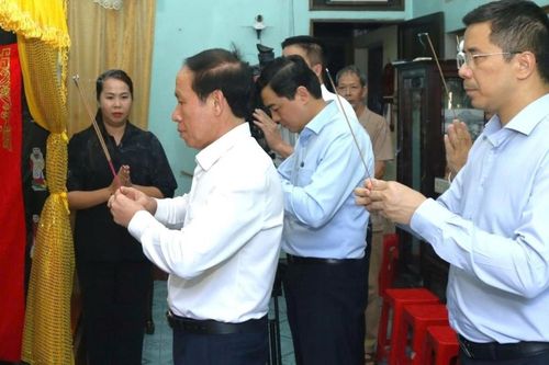 Phó Thủ tướng Lê Tiến Châu dâng hương tưởng nhớ Anh hùng Ngô Thị Tuyển
