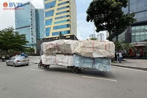 Hiểm họa từ xe ba bánh, xe tự chế chở hàng cồng kềnh giữa phố Hà Nội