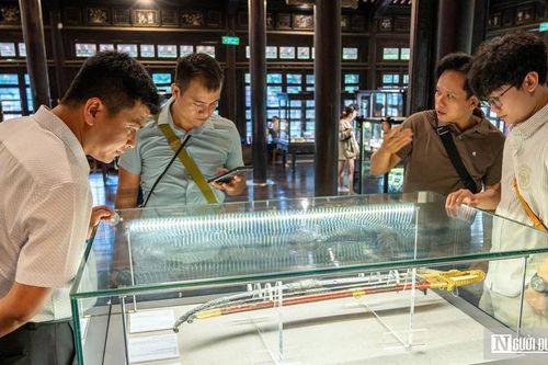 Chiêm ngưỡng những cổ vật lưu dấu vàng son triều Nguyễn