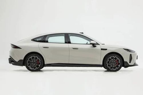 Xe sedan hạng D thiết kế đẹp, công suất 242 mã lực, giá gần 450 triệu đồng