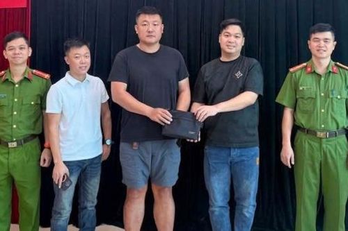Nhặt được túi xách, nam thanh niên Bắc Ninh trả lại du khách Trung Quốc