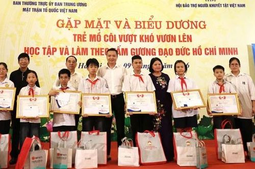 8 học sinh mồ côi, vượt khó được biểu dương tại Chương trình 'Hoa dâng Bác'