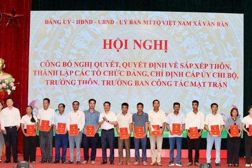 Xã Văn Bàn và Bản Xèo công bố các quyết định về sắp xếp thôn, tổ dân phố