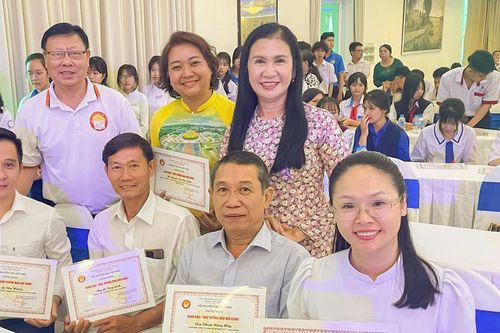Lâm Đồng có 30 người được trao học bổng 'Học không bao giờ cùng'