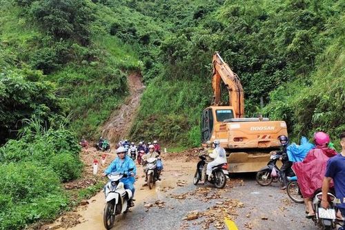 Khẩn trương khắc phục tuyến QL.279D bị sạt lở đất đá