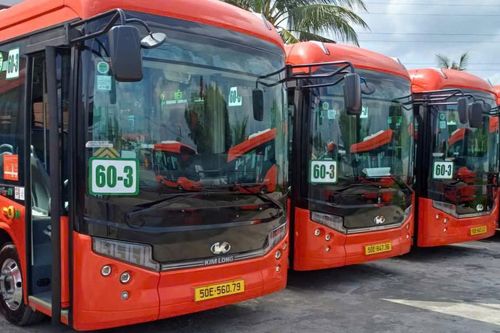 Sử dụng xe buýt điện trên hai tuyến 603 và 605 kết nối Đồng Nai - TP.HCM