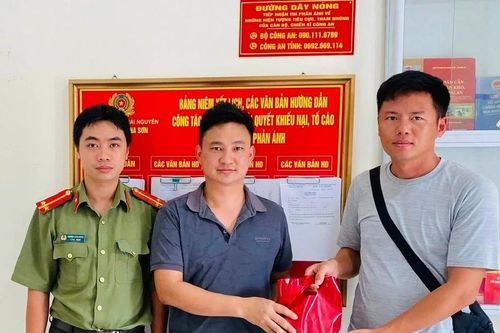 Công an xã hỗ trợ trao trả hơn 200 triệu đồng chuyển nhầm