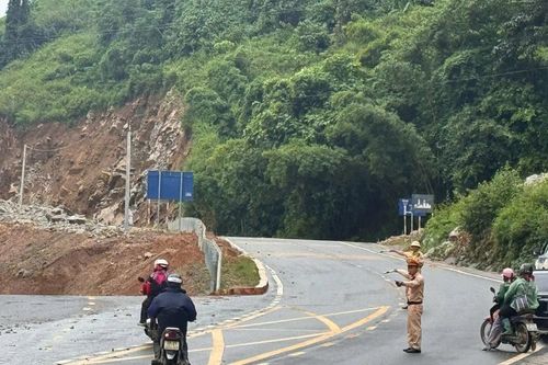 Phát sinh 2 điểm sạt lở, nhiều đoạn đường trên QL6 tạm cấm lưu thông