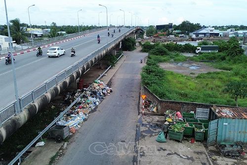 Ô nhiễm kéo dài dưới chân cầu Tôn Đức Thắng