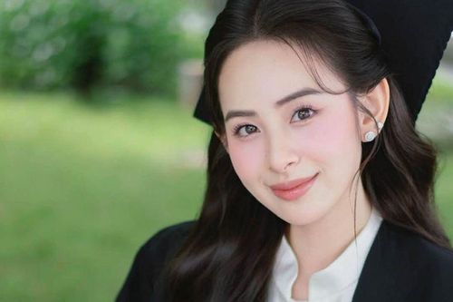 Cận cảnh nhan sắc cực phẩm của 'Kim Tae Hee Việt Nam' trong lễ tốt nghiệp sau khi làm dâu hào môn