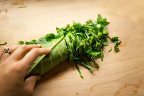 Nên rửa rau trước hay cắt trước? Làm sai thứ tự có thể khiến rau mất chất và dễ nhiễm khuẩn