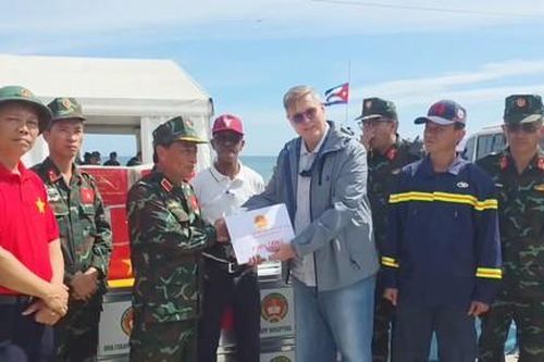Đoàn cứu hộ của Việt Nam trao tặng vật tư y tế, tiền mặt hỗ trợ Venezuela