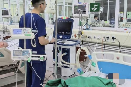 Người phụ nữ 69 tuổi sốt xuất huyết nguy kịch, phải lọc máu xuyên đêm để giữ mạng sống