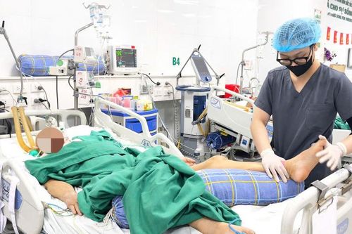 Cụ bà 83 tuổi sốc nhiễm khuẩn, áp xe hoại tử toàn vùng mặt sau khi nhổ răng khôn