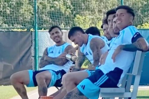Cảnh Messi và đồng đội 'chill' sau trận thắng Ai Cập