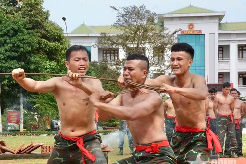 Đặc công khổ luyện thành tài