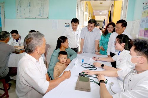 Hơn 1.000 người dân vùng cao ở Huế được khám bệnh, nhận nhiều hỗ trợ an sinh