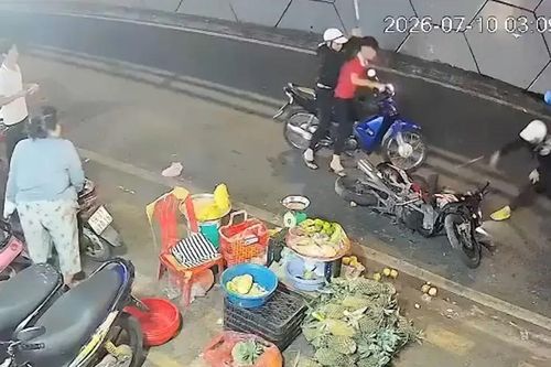Điều tra nhóm người mang hung khí rượt đuổi, đập phá xe máy ở TPHCM