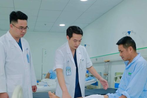 Thay khớp gối toàn phần tái tạo chân biến dạng sau 14 năm di chứng tai nạn