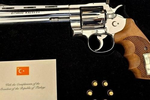 Món quà khác thường của Tổng thống Thổ Nhĩ Kỳ: Cả NATO bất ngờ và thông điệp từ Ankara