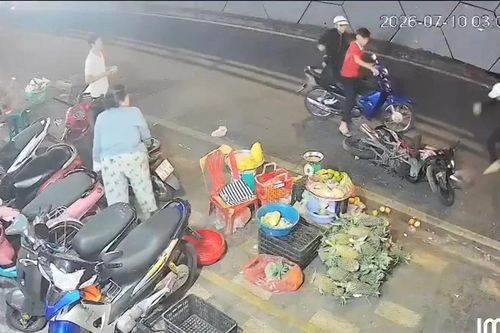 [CLIP] Nhóm người mang hung khí truy đuổi, đập phá xe máy giữa trung tâm TPHCM