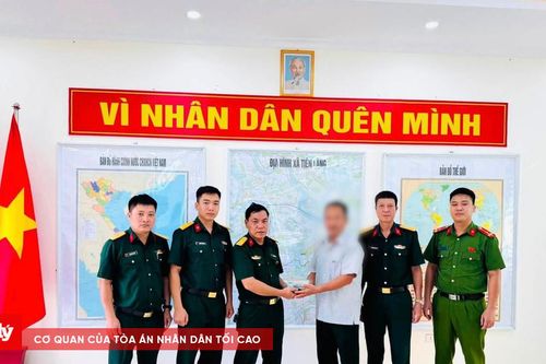 Thiếu tá Quân đội trao trả hơn 200 triệu cho người dân đánh rơi