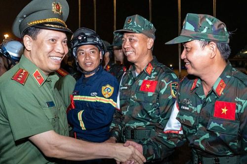 Đoàn Việt Nam trở về sau 12 ngày tham gia cứu nạn, cứu hộ ở Venezuela