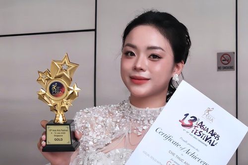 Nữ ca sĩ sinh năm 2004 vừa giành Cúp Vàng tại Asia Art Festival là ai?